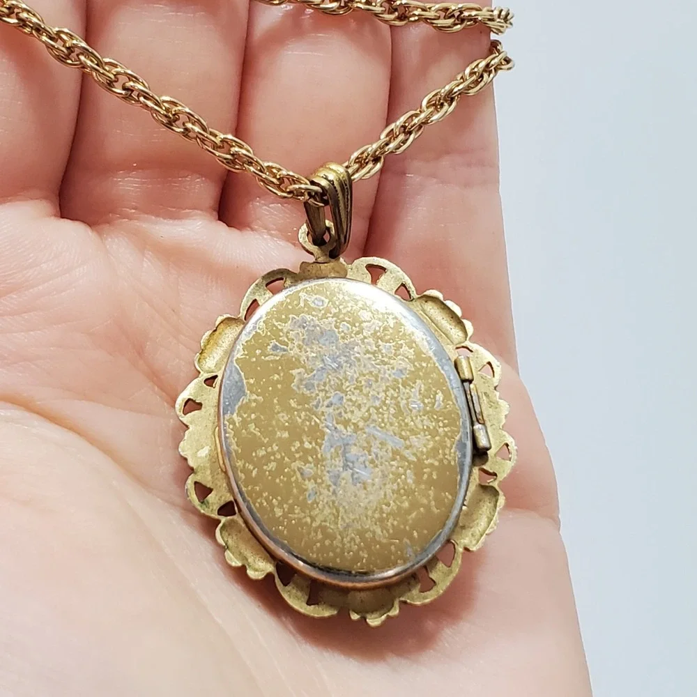 Vintage Beige & White Oval Cameo Locket Gold Tone Chain Victorian Style Necklace